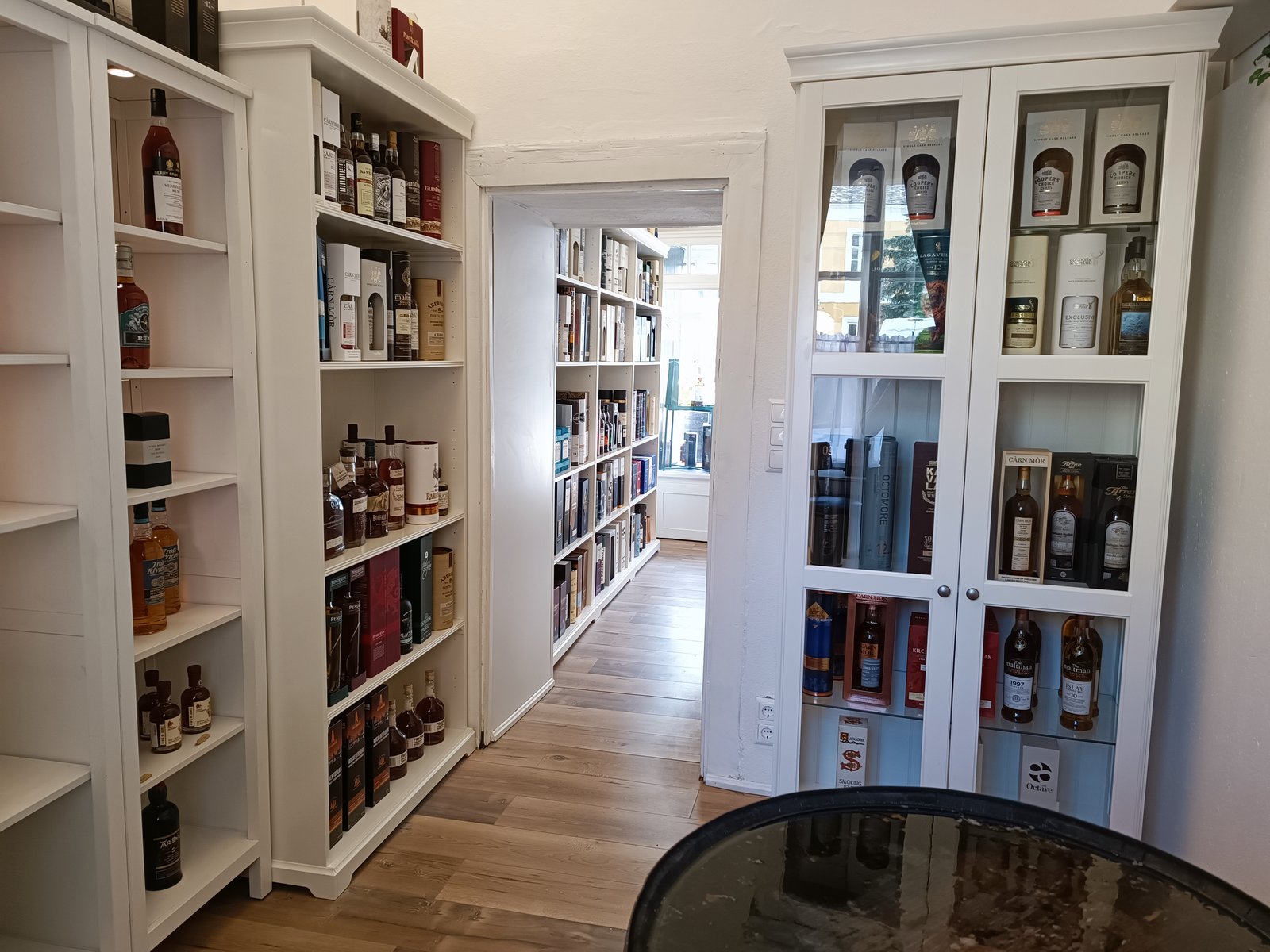 verschiedene Whisky-Sorten im The Sideways Whisky Shop